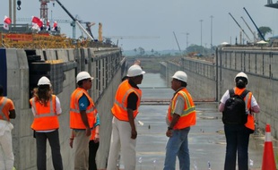 Vue de travaux sur le canal de Panama, le 11 juin 2015