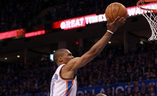 Oklahoma City a validé son ticket pour la finale de Conférence Ouest après avoir signé sa quatrième victoire contre les Lakers (106-90) au 2e tour des play-offs, lundi à Oklahoma City, avec respectivement 28 points Russell Westbrook et 25 de Kevin Durant.