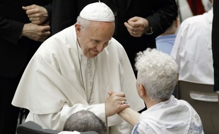 Lors d'une audience au Vatican en présence de centaines de malades, le 18 mai 2017, le pape François a rendu hommage aux scientifiques étudiant la maladie neurodégénérative de Huntington, tout en les priant de proscrire toute recherche utilisant des embryons humains.