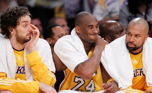 Pau Gasol, Kobe Bryant et Derek Fisher, lors de la défaite des Lakers en play-offs face aux Hornets, le 17 avril 2011.