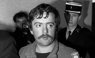 5 novembre 1984: Bernard Laroche, le cousin germain de Jean-Marie Villemin, est dénoncé par Muriel Bolle, sa belle-s?ur âgée de quinze ans. Bien qu'il clame être innocent et après que Muriel se soit rétractée, Laroche est inculpé par le juge d'instruction d'Épinal, Jean-Michel Lambert.