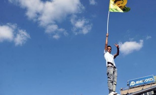 Le Parti des travailleurs du Kurdistan (PKK) a annoncé lundi avoir interrompu le retrait de ses troupes de Turquie en reprochant à Ankara de ne pas tenir ses promesses de réformes, premier gros accroc au processus de paix engagé l'automne dernier.