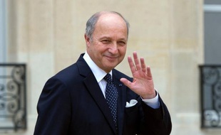 Le ministre des Affaires étrangères Laurent Fabius "attendrait autre chose de la part d'un ancien président" après les critiques implicites de Nicolas Sarkozy contre l'immobilisme supposé de François Hollande sur le dossier syrien, dans un entretien vendredi au Parisien/Aujourd'hui.