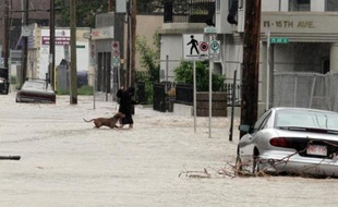 Le centre-ville de Calgary, la capitale pétrolière du Canada, a été en grande partie vidé de ses habitants vendredi en raison de fortes inondations qui ont fait trois morts dans la région, selon la police.