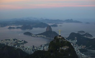Coucher de soleil sur la baie de Rio de Janeiro, au Brésil, le 10 mai 2012.