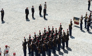 Le président français François Hollande, le secrétaire d'Etat en charge des anciens combattants et de la mémoire, Jean-Marc Todeschini, le Premier ministre Manuel Valls et le ministre de l'Intérieur Bernard Cazeneuve lors de la cérémonie d'hommage à Michel Rocard aux Invalides, le 7 juillet 2016.