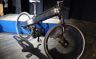 Le vélo à assistance électrique SUN-E est équipé de cellules photovoltaïques permettant à la batterie de se recharger grâce au soleil.