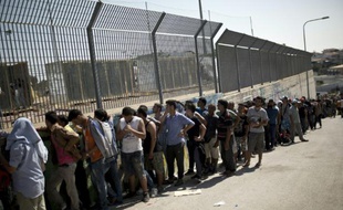 Des migrants font la queue pour se faire enregistrer par la police grecque, sur l'île de Lesbos, le 8 septembre 2015