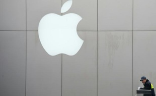 Le logo d'Apple dans un centre commercial à Pékin, le 29 mars 2013