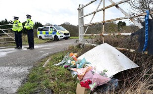 Des fleurs et des messages de condoléances pour Sarah Everard, près du lieu où le corps de la jeune femme a été retrouvé, à Ashford, en Angleterre, le 12 mars 2021.