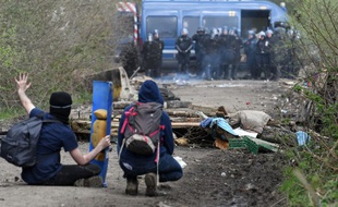Des Zadistes font le pied de grue devant un barrage de gendarmerie le 12 avril 2018 à Notre-Dame-des-Landes.
