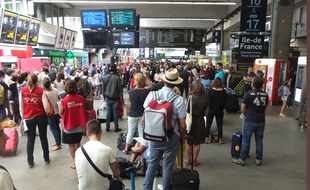 Panne SNCF: Le trafic des TGV est encore perturbe en gare Montparnasse Voyageurs attentent leurs trains. Paris, FRANCE-31/07/2017.