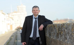 Olivier Falorni, candidat aux législatives face à Ségolène Royal, à La Rochelle, le 15 mars 2012.