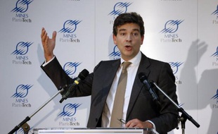 Le ministre du Redressement productif Arnaud Montebourg, qui s'est attiré de virulentes critiques de l'opposition et de l'actionnaire de PSA après avoir mis en cause la direction du constructeur automobile, défend mardi dans Libération sa méthode de "négociation franche".