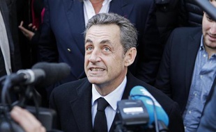 Nicolas Sarkozy avant son vote pour la présidence de l'UMP à Paris le 29 novembre 2014
