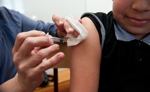 Bordeaux, 2 mai 2011. Illustration de vaccination sur des enfants.Photo : Sebastien Ortola