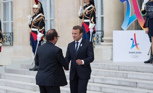 Emmanuel Macron accueille François Hollande à l'Elysée à l'occasion d'une cérémonie pour célébrer l'attribution des JO 2024 à Paris, le 15 septembre 2017.