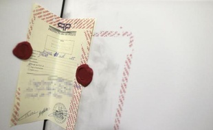 Une photo prise le 22 avril des scellés apposés par la police sur la porte de Sid Ahmed Ghlam, 24 ans, soupçonné d'avoir planifié un attentat contre une ou deux églises et d'être lié au meurtre d'une jeune femme dans la région parisienne