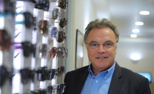 L'opticien français Alain Afflelou a annoncé lundi qu'il se donnait trois ans pour revenir en France après son déménagement récent au Royaume-Uni, qui vise à développer son groupe outre-Manche et n'est "en aucun cas" un exil fiscal.