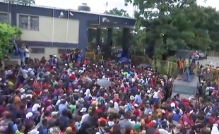 La caravane de migrants honduriens force la frontière avec le Guatemala (extrait d'un clip produit par Donald Trump).