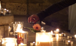 Le 15 novembre à Lyon. Ce dimanche soir, des dizaines de Lyonnais se sont succédé sur la place des terreaux pour rendre hommage aux victimes des attentats de Paris.