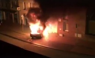 La voiture bélier en flamme.