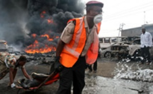 Au moins 200 personnes ont péri dans l'incendie d'un oléoduc, mardi 26 décembre à Lagos, au Nigeria.