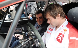 Non, François Fillon (fan de sport automobile) n'a pas décidé de devenir le copilote de Sébastien Loeb (photographié ici en 2008).