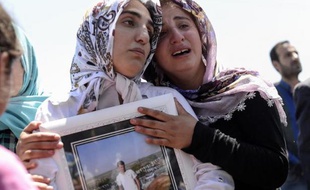 Des proches de Ramazan Yildiz tué dans une explosion à Diyarbakir, pleurent lors de son enterrement, le 6 juin 2015