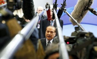 Le président du Conseil italien Silvio Berlusconi répond aux médias à la fin du Sommet européen à Bruxelles, le 23 octobre 2011.