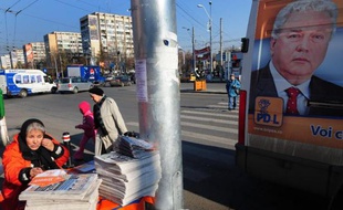 Portrait de l'ancien chef du service de renseignements extérieurs (SIE), Ioan Talpes, sur une affiche électorale, le 28 novembre 2008 à Bucarest
