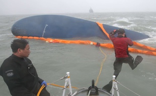 Les plongeurs s'activent autour de l'épave du Sewol le 15 avril 2014 pour retrouver d'éventuels survivants après le naufrage du navire en Corée du Sud.