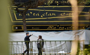 La façade de la salle de concert du Bataclan est encore cachée pour les besoins de l'enquête, le 15 novembre 2015 à Paris