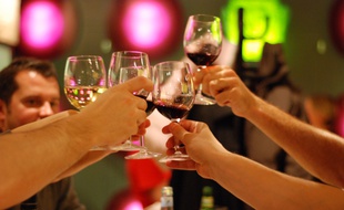 Pour un apéro entre amis, un vin rouge frais et léger sera parfait.