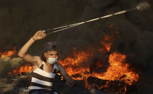 Un manifestant palestinien à la frontière entre Gaza et Israël, vendredi 14 septembre