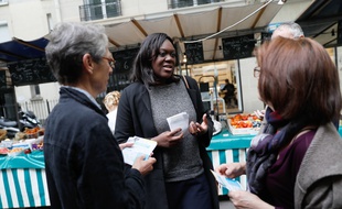Paris, le 18 mai 2017. Laetitia Avia, candidate pour la République en marche, fait campagne sur un marché.