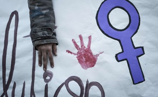 Une bannière durant la manifestation pour les droits des femmes, le 8 mars 2018 à Athènes.