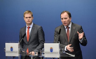 Le Premier ministre sudédois Stefan Löfven (D) et le ministre de l'Education Gustav Fridolin s'expriment lors d'une conférence de presse le 3 décembre 2014 à Stockholm
