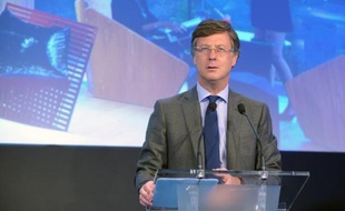 Le nouveau PDG d'Accor Sébastien Bazin a annoncé mercredi une réorganisation des activités du groupe hôtelier français autour de deux pôles, l'un chargé de la gestion des hôtels et l'autre de la propriété immobilière, sans pour autant accélérer les cessions de murs.