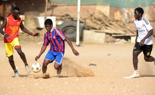 Des jeunes joueurs jouent à Dakar le 7 décembre 2015.