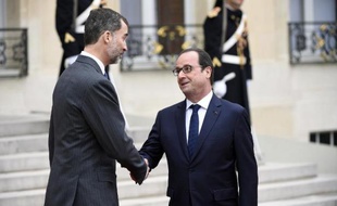 Le président François Hollande serre la main du roi d'Espagne Felipe VI le 24 mars 2015 à l'Elysée à Paris