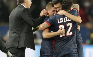 Laurent Blanc félicite ses troupes, le 2 avril 2014 au Parc des Princes.