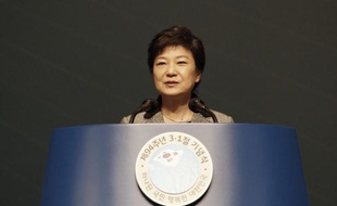 Peu après son arrivée à la tête de la Corée du Sud, la première femme présidente de ce pays a affronté les menaces de guerre nucléaire de son voisin du Nord. Mais c'est ce vif regain de tension sur la péninsule qui lui a permis d'acquérir une envergure de chef d'Etat auprès de la population, malgré des débuts brouillon.