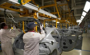 Des employés de PSA Peugeot Citroën sur une chaîne de montage le 29 avril 2015 à Mulhouse