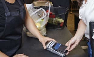 Avec Apple Pay, il est possible de régler certains achats à l'aide de son iPhone et de son empreinte digitale.