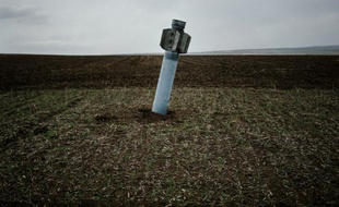 Une roquette non-explosée, près du village ukrainien de Dmitrivka, le 7 avril 2015