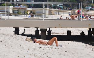 Une femme faisant du topless à Cannes, illustration