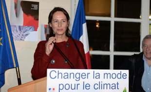 La ministre de l'Environnement Ségolène Royal lors d'une réunion avec les industriels du textile à Paris, le 8 décembre 2015