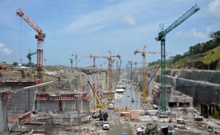 Les travaux d'élargissement du Canal de Panama pourraient être suspendus la semaine prochaine en raison de la persistance du conflit financier existant entre le gestionnaire de la voie et le consortium chargé du chantier, a indiqué jeudi l'administrateur du canal.