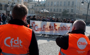 Les jeunes protestent face à des militants de la CFDT à Rennes, le 12 mars.